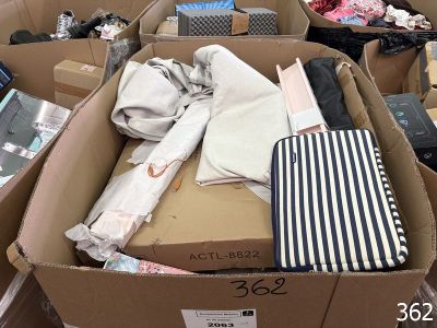une boîte remplie de vêtements et d'autres articles dans un magasin