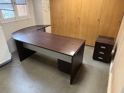 Bureau en mélaminé avec retour imitation bois foncé.
