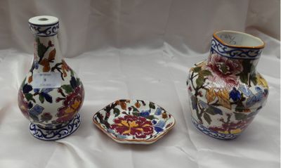 trois vases posés l'un à côté de l'autre sur une table