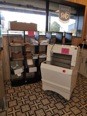 une machine placée au milieu d'une pièce