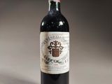une bouteille de vin posée sur une table