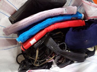 une pile de bagages posée sur un lit