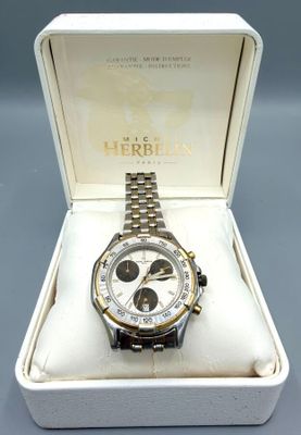 l'image d'une montre dans une boîte posée sur une table