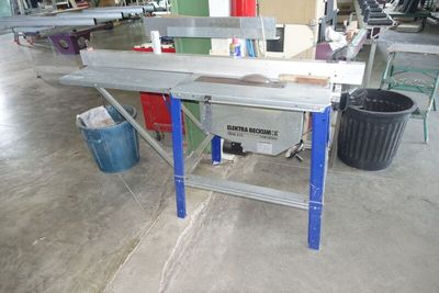 une photo d'un établi dans une usine, avec de nombreux outils