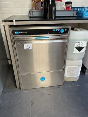 un lave-vaisselle en acier inoxydable et un distributeur d'eau dans une cuisine