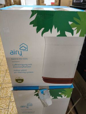 une boîte posée par terre à côté d'un réfrigérateur