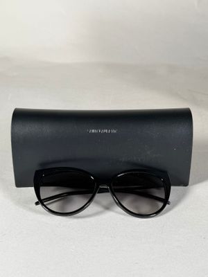 une paire de lunettes posée sur un étui noir