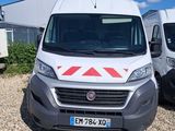 deux camionnettes garées l'une à côté de l'autre dans un parking