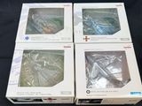 trois boîtes contenant des manettes Nintendo Wii posées sur une surface noire