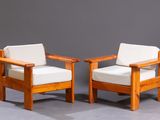 une paire de chaises en bois avec des coussins blancs sur fond gris