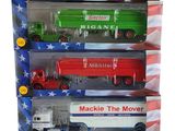 six camions miniatures dans une vitrine avec un drapeau américain en arrière-plan