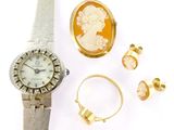 une photo représentant une montre pour femme, un bracelet, une bague et une boucle d'oreille