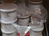 beaucoup de récipients en plastique sur les rayons du magasin