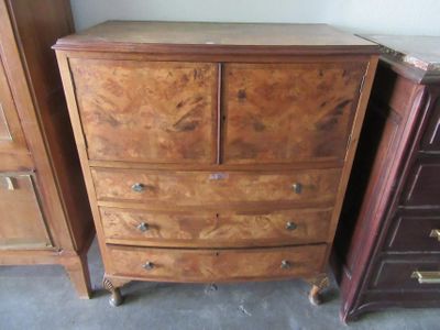 202.56 - Commode DE Style Anglais EN Placage DE Noyer, Ouvra…