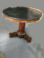 Table guéridon tripode en placage d'acajou, dessus marbre cu…