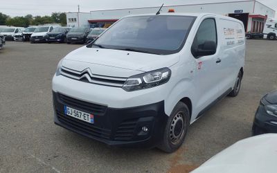 une camionnette blanche garée dans un parking