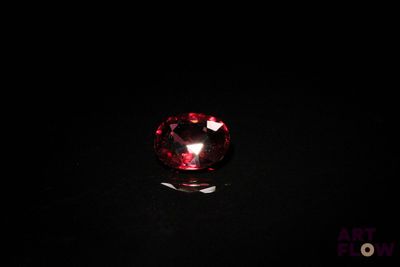 gros plan d'un diamant rouge sur une surface noire