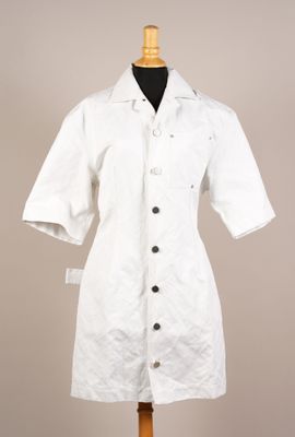 une photo d'une robe-chemise blanche sur un mannequin
