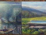 trois tableaux posés sur une table en bois