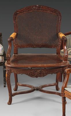 an image of a chair and a chair that are sitting next to each other