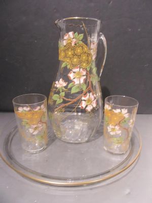 un pichet et deux verres posés sur un plateau