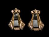une paire de boucles d'oreilles en or et en argent sur fond noir
