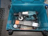 une boîte à outils bleue avec des outils sur le sol