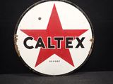un logo Caltex rouge et blanc sur fond noir