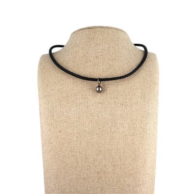 Collier en cuir noir tressé retenant en pendentif une perle …