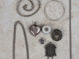 beaucoup d'objets en argent qui traînent par terre