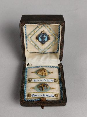 une boîte contenant un anneau à l'intérieur