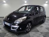 la photo d'une petite voiture noire garée dans un garage