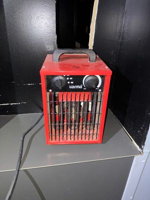 un radiateur rouge posé sur une étagère dans une pièce