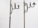 paire de candélabres anciens en fer avec bougeoirs sur socles