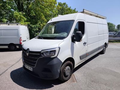la camionnette blanche est garée dans le parking à côté d'autres véhicules
