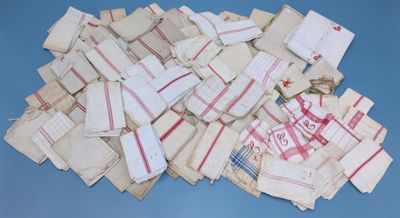 une pile de vieux papiers posée sur une surface bleue