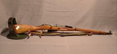 une image d'un fusil en bois avec une poignée verte et un canon en bois