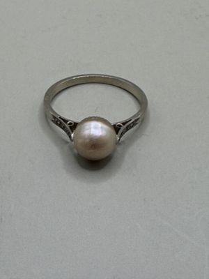 Bague en or gris 750 millièmes sertie d'une demi-perle épaul… - Photo 1