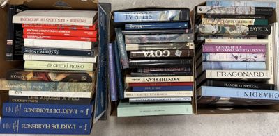 beaucoup de livres dans une boîte posée sur le sol