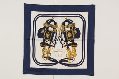 écharpe bleu marine et or ornée d'une paire de gants de boxe