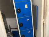 une photo représentant une rangée de casiers bleus dans des toilettes