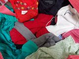 une valise remplie de vêtements posée sur un lit