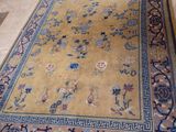 un tapis sur le sol d'un salon