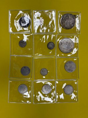 beaucoup de pièces rangées dans une boîte transparente