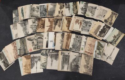 un lot de vieilles cartes postales posées sur une table