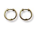 une paire de boucles d'oreilles en or sur fond blanc