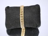 un gros plan sur un sac noir orné d'une chaîne dorée