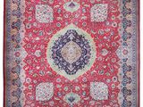 un tapis rouge et bleu à motif de médaillon