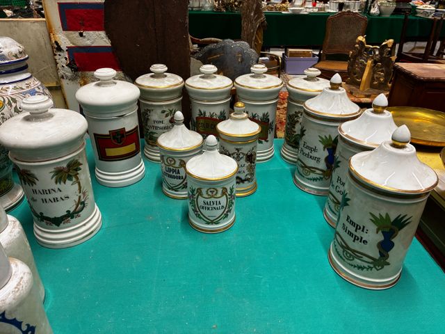 Lot de 12 pots à pharmacie en porcelaine dont 2 signées Tharaud