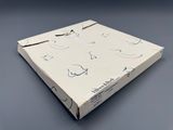 une boîte en carton ornée de dessins, posée sur une table